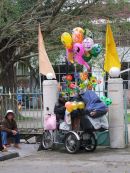 Balloon Vendor, Hue