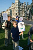 “Children say no war”