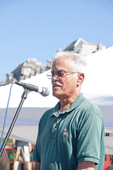 Qavi recites a poem